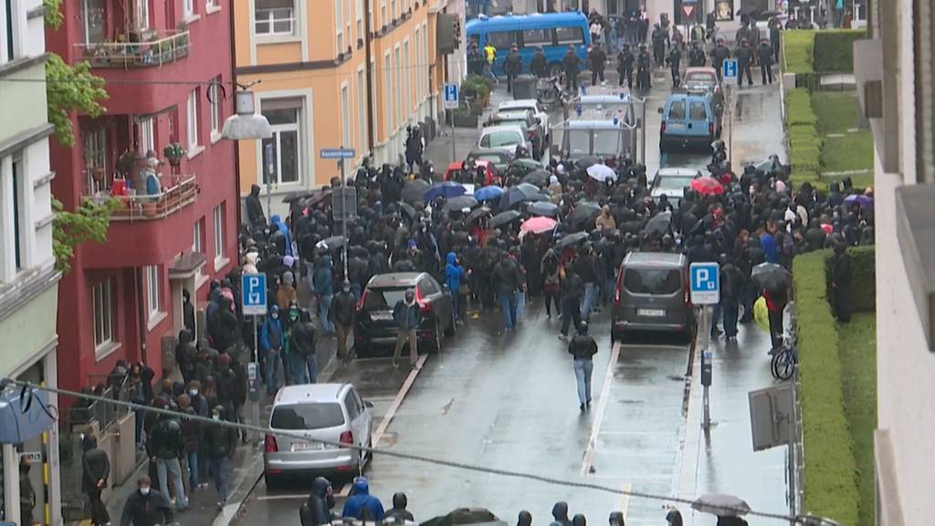 Polizei greift gegen 1. Mai Demonstranten durch