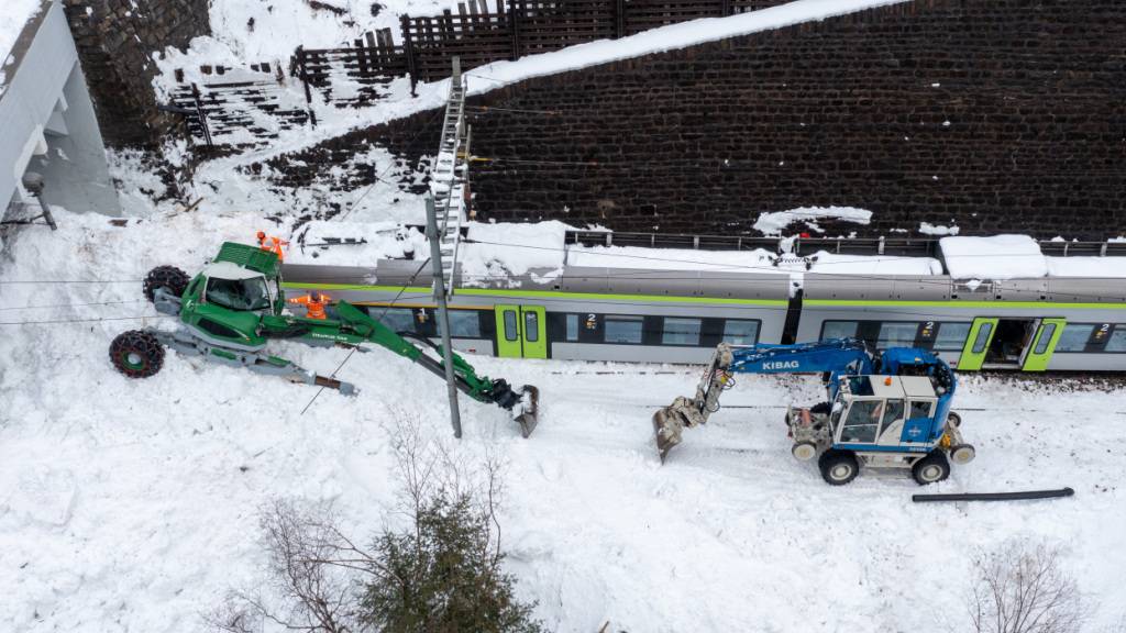 Bergung von BLS-Zug läuft: Strecke wie geplant ab Montag offen