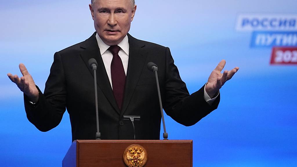 Wladimir Putin, Präsident von Russland, spricht bei einem Besuch in seiner Wahlkampfzentrale nach den Präsidentschaftswahlen. Wladimir Putin wird sechs weitere Jahre Russland regieren. Foto: Alexander Zemlianichenko/AP/dpa