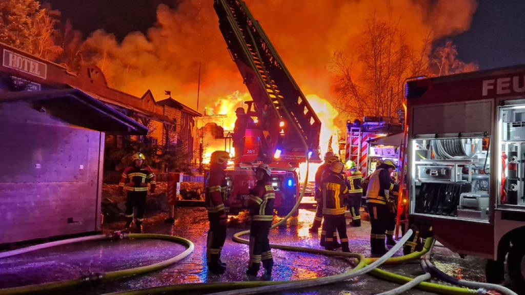 Feuerwehrleute löschen einen Brand in der Westernstadt Pullman City in Eging am See im deutschen Bundesland Bayern.