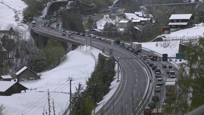 Sechs Kilometer Stau vor dem Gotthard wegen Schnee – eine Stunde Wartezeit