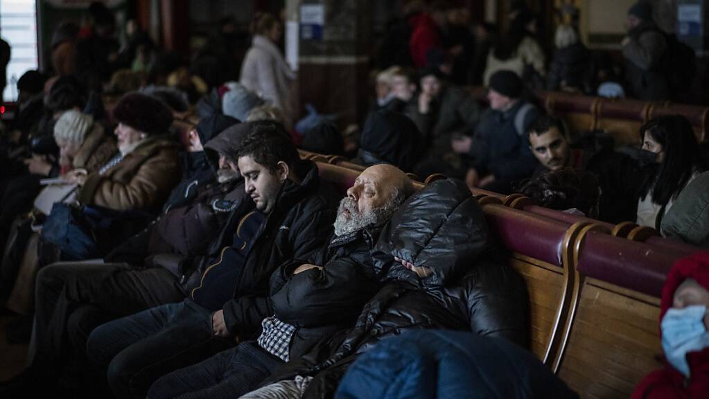 Menschen, die versuchen, aus der Ukraine zu fliehen, schlafen in einem überfüllten Bahnhof in Lwiw. Im Zuge der russischen Invasion in der Ukraine sind nach Angaben des UN-Hochkommissars für Flüchtlinge, Filippo Grandi, bereits mehr als 500'000 Menschen in benachbarte Länder geflohen. 