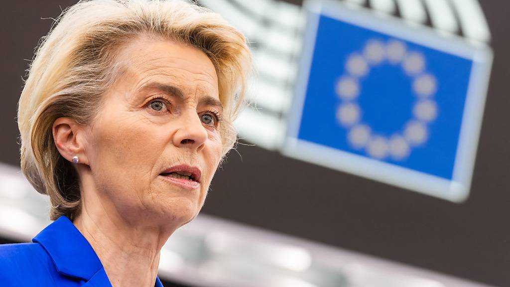 Ursula von der Leyen (CDU), Präsidentin der Europäischen Kommission, spricht am Rednerpult im Gebäude des Europäischen Parlaments. Foto: Philipp von Ditfurth/dpa