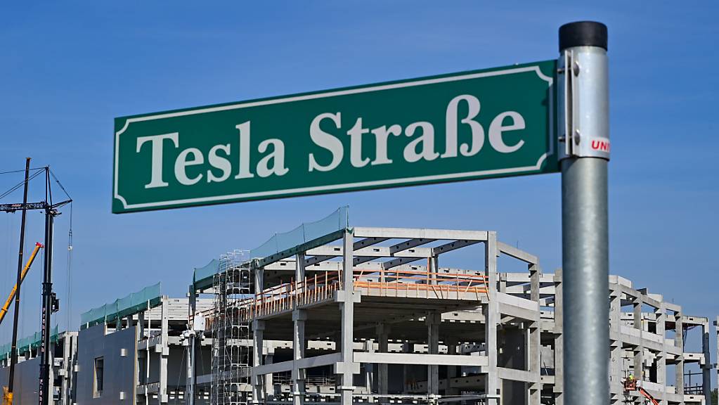 Die Baustelle der Tesla Fabrik Berlin Brandenburg mit dem Rohbau für die künftige Batteriefabrik in Grünheide, rund 30 Kilometer südöstlich des Stadtzentrums von Berlin. (Aufnahme vom 2. März 2022)