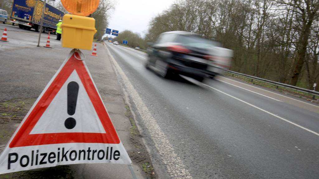 Fake-Polizisten führen Verkehrskontrolle durch