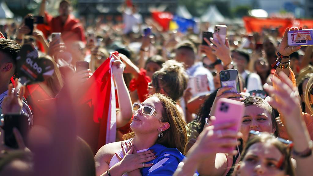 2022 feierten die Besucherinnen und Besucher das Alba-Festival auf dem Hardturm-Areal. Weil die Stadt die Bewilligung in diesem Jahr zu spät erteilte, sagten die Organisatoren das Open-Air 2023 nun ab. (Archivbild)