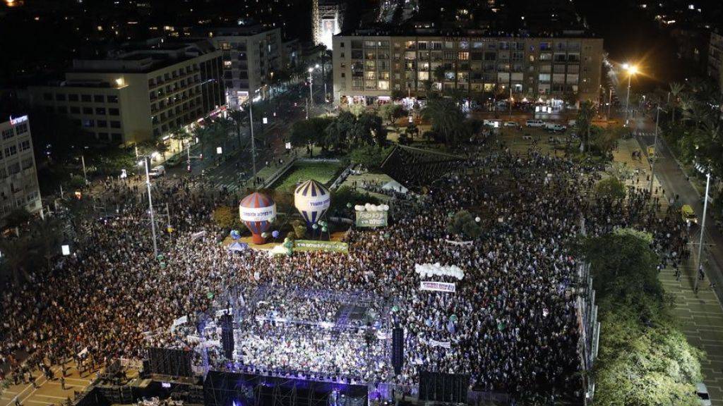 Rund 25'000 Personen nahmen an der Gedenkveranstaltung auf dem Rabin Platz in Tel Aviv teil.