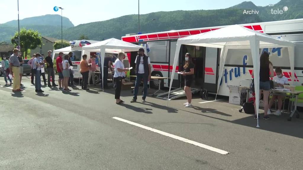 Impfen vor Stadion und Einkaufscenter