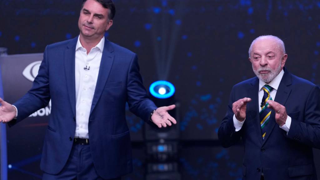 ARCHIV - Der Präsidentschaftskandidat der Opposition, Senator Flavio Bolsonaro (l), breitet die Arme aus, während der brasilianische Präsident Luiz Inácio Lula da Silva während einer im Fernsehen übertragenen Präsidentschaftsdebatte eine Woche vor der Stichwahl gestikuliert. Foto: Andre Penner/AP/dpa