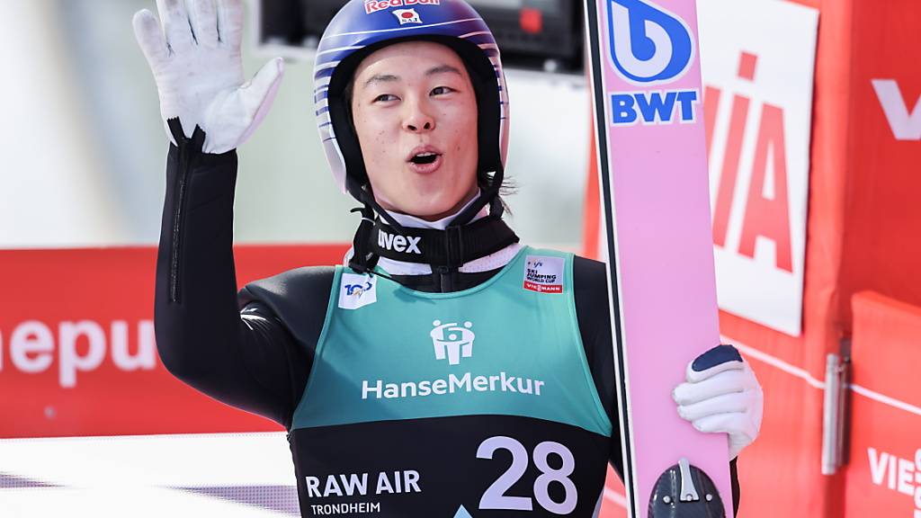 Der Sieger Ryoyu Kobayashi winkt ins Publikum