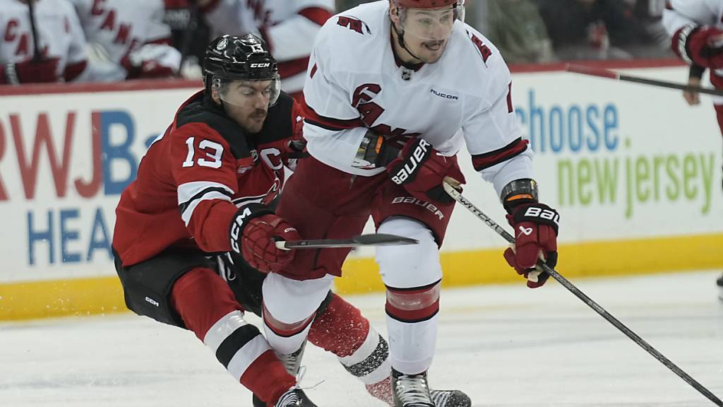 Nico Hischier im Zweikampf mit Carolinas Dmitri Orlow