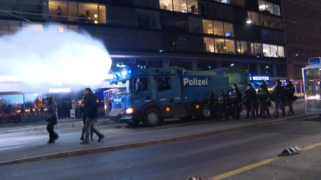 Polizei setzt Wasserwerfer und Gummischrot bei Anti-WEF-Demo in Zürich ein