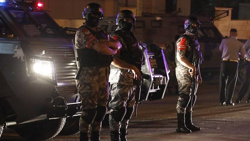 Nach tödlichen Schüssen: Jordanische Sicherheitskräfte sichern in Amman den Zugang zur israelischen Botschaft.