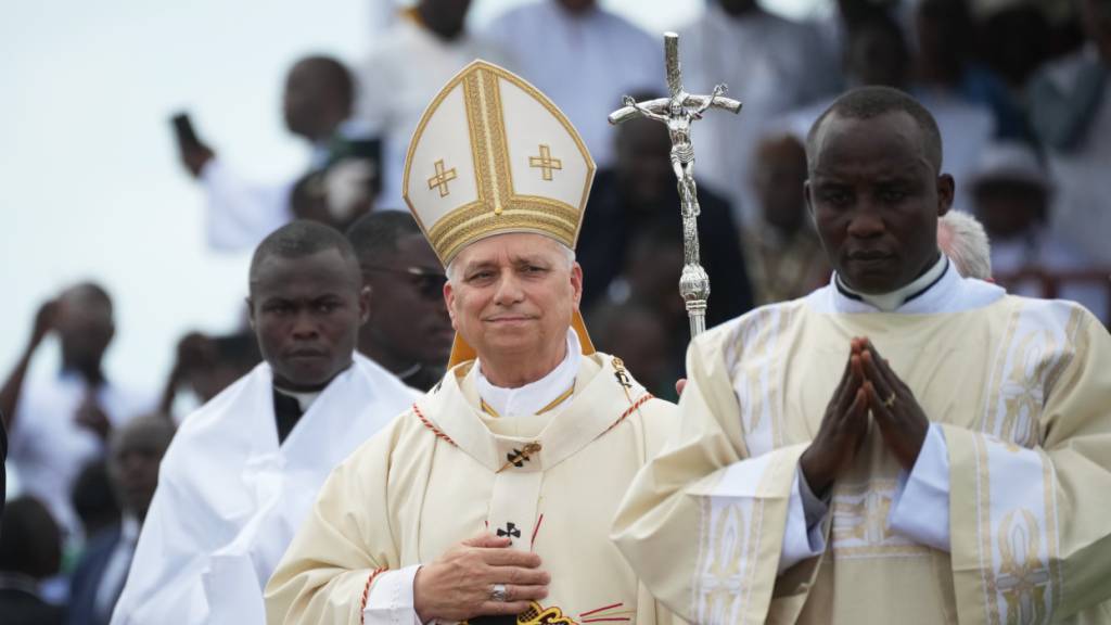 dpatopbilder - Papst Leo XIV. kommt in einer Prozession zur Feier der Messe am Japoma-Stadion. Kamerun ist für das Oberhaupt der katholischen Kirche die zweite Station einer elftägigen Afrika-Reise. Foto: Andrew Medichini/AP/dpa