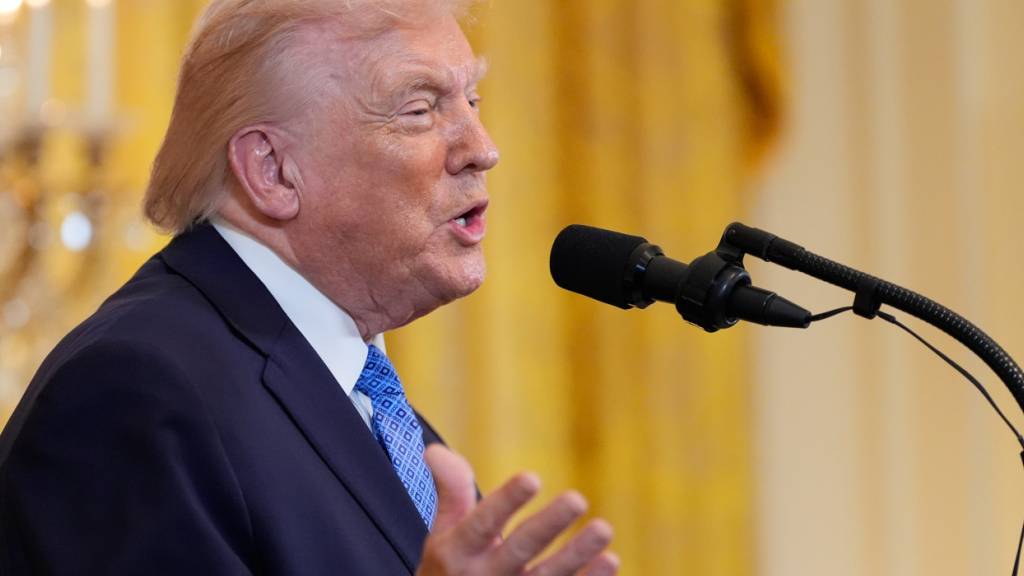 US-Präsident Donald Trump spricht während eines Chanukka-Empfangs im East Room des Weißen Hauses in Washington. Foto: Alex Brandon/AP/dpa