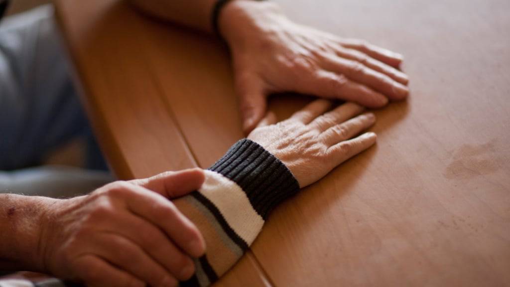 Der Kanton Zürich führt strengere Regeln für pflegende Angehörige ein. Diese sollen neu einen Pflegekurs absolvieren müssen. Zudem sinken die Beiträge der Gemeinden in dem Bereich. (Symbolbild)