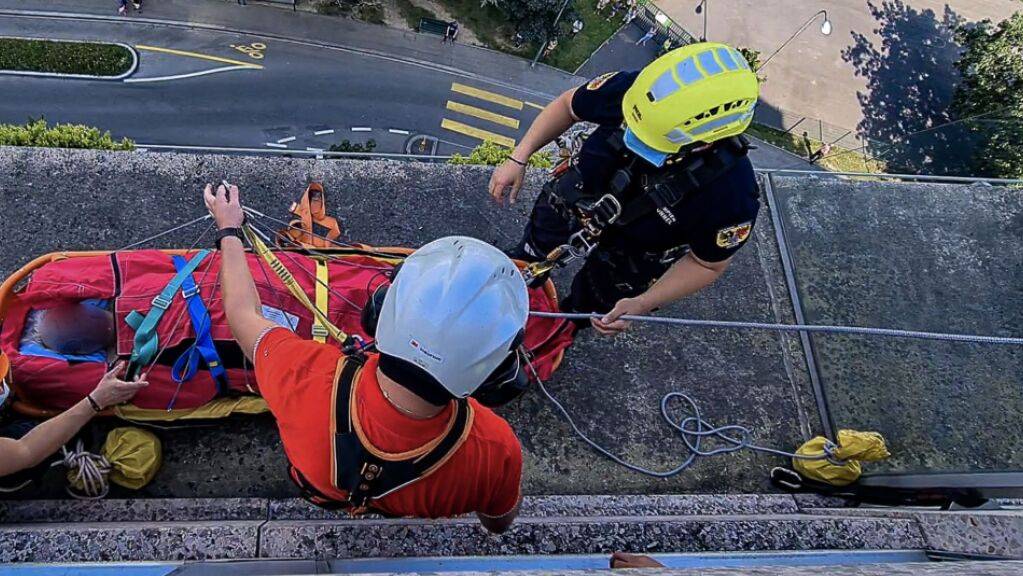 Ungewöhnlicher Rettungseinsatz: Ein verletzter Mann ist am Sonntag in Genf an einem Seil mit einem Helikopter aus einem hohen Gebäude geborgen worden.