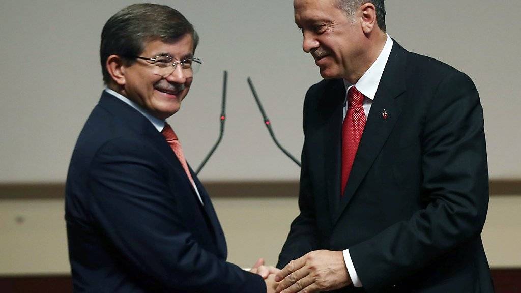 Da waren sie noch vereint: Der jetzt zurückgetretene Regierungschef Davutoglu (l) und Präsident Erdogan (Archiv)