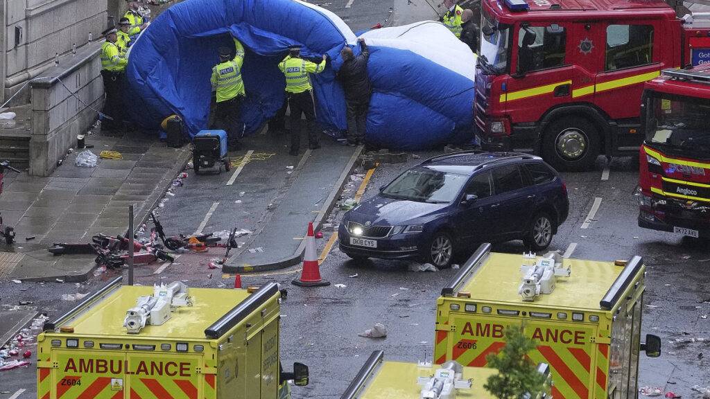 Polizei und Rettungskräfte sind in Liverpool im Einsatz. Foto: Jon Super/AP/dpa