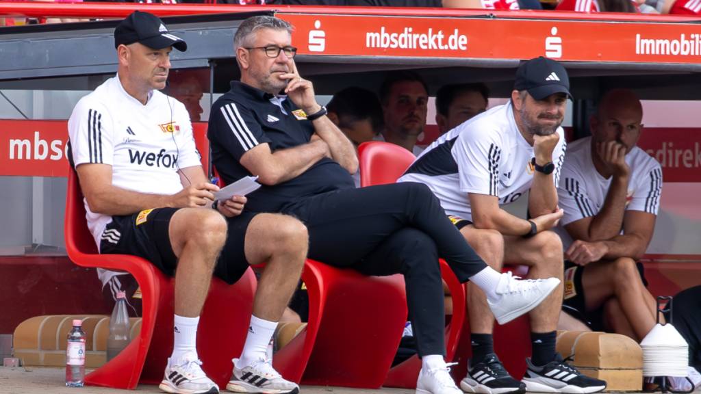 Urs Fischer verfolgt mit seinem Staff ein Testspiel von Union Berlin