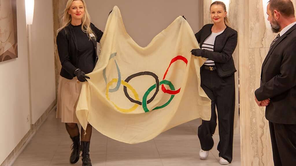 Die offizielle Fahne der St. Moritzer Olympischen Winterspiele von 1948 ist am Mittwoch an einer Auktion für 20'000 Franken versteigert worden.