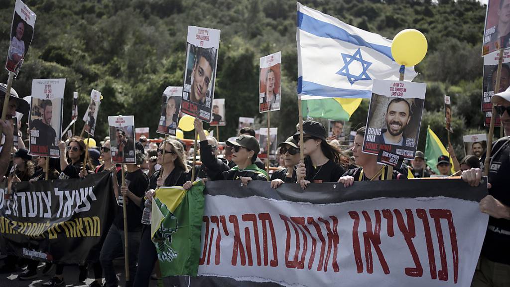 Familien und Unterstützer von Geiseln, die von der Hamas im Gazastreifen gefangen gehalten werden, marschieren nach Jerusalem. Foto: Maya Alleruzzo/AP/dpa