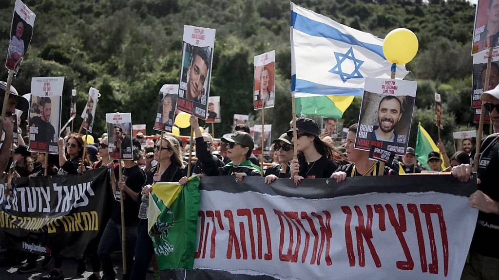 Familien und Unterstützer von Geiseln, die von der Hamas im Gazastreifen gefangen gehalten werden, marschieren nach Jerusalem. Foto: Maya Alleruzzo/AP/dpa