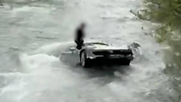 Mann versenkt im Simmental seinen Ferrari in einem Bach
