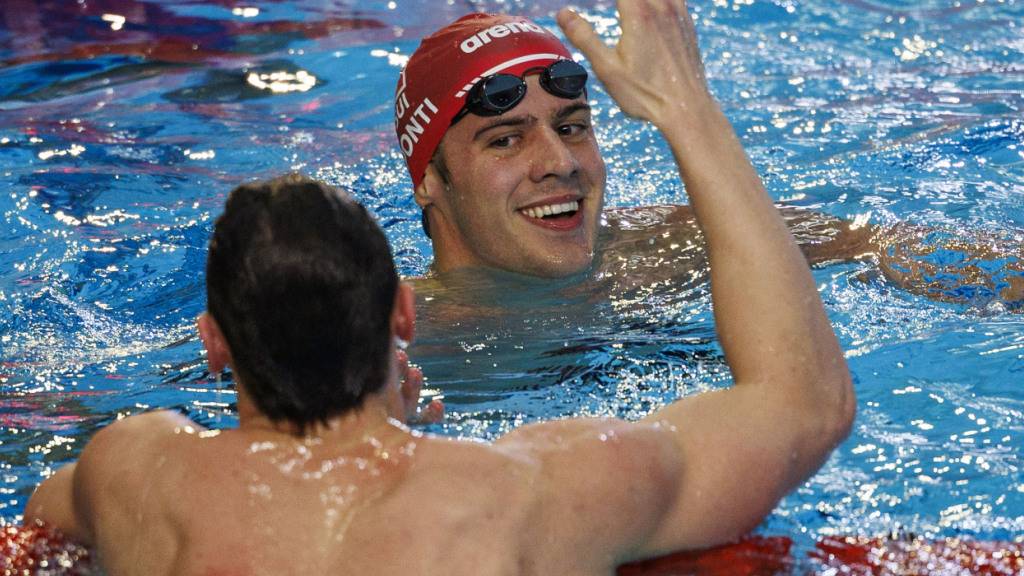 Der entthronte Noè Ponti gratuliert dem Franzosen Maxime Grousset zum EM-Titel über 100 m Delfin