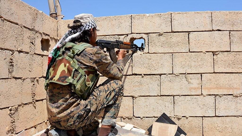 Die Truppen der Syrischen Demokratischen Kräfte rücken in der IS-Hochburg Al-Rakka weiter vor. (Archiv)