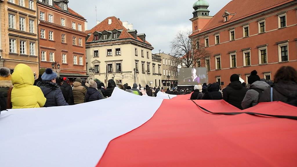 Tausende Menschen haben am Samstag in Danzig Abschied genommen von ihrem ermordeten Bürgermeister Pawel Adamowicz. Die Trauerfeier wurde auf grossen Leinwänden übertragen.