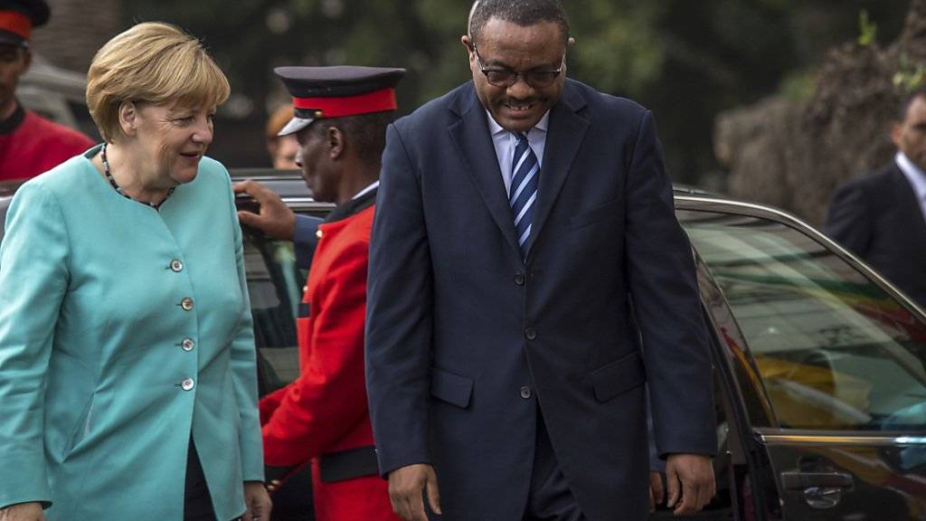 Der äthiopische Premier Hailemariam Desalegn - hier beim Besuch der deutschen Kanzlerin - verschärft die Einschränkungen für oppositionelle Medien im Land. (Archivbild)