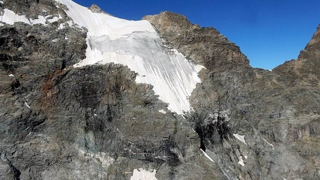Unfassbares Glück im Unglück: Der Absturz eines jungen Bergsteigers am Piz Bernina über ein sehr steiles Schneefeld wurde von Felsen gestoppt, bevor der Mann über senkrechte Klippen abstürzte.