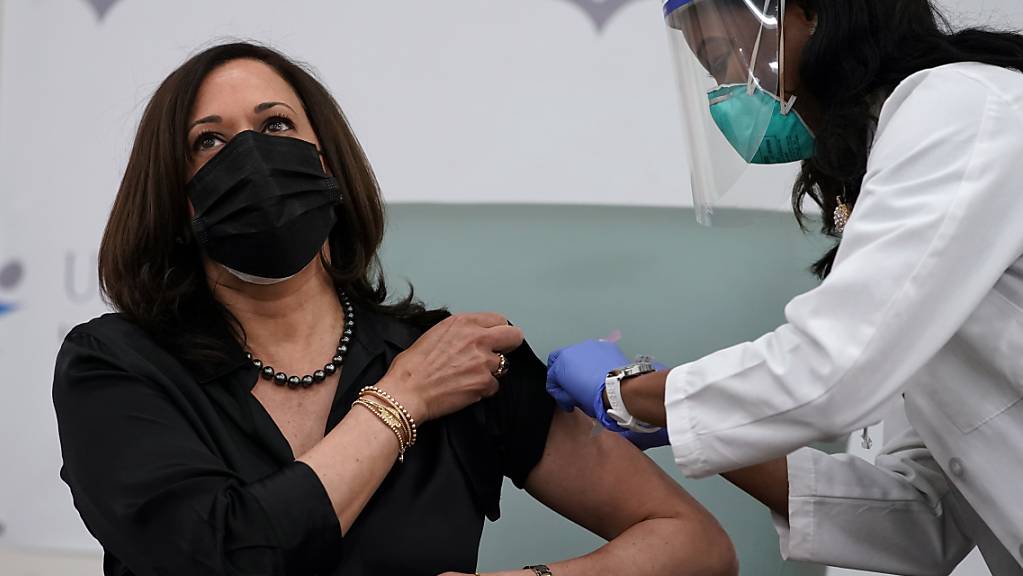 Kamala Harris, zukünftige Vizepräsidentin der USA, bekommt im United Medical Center von  Patricia Cummings, Krankenschwester, den Moderna-Impfstoff gegen das Coronavirus gespritzt. Foto: Jacquelyn Martin/AP/dpa