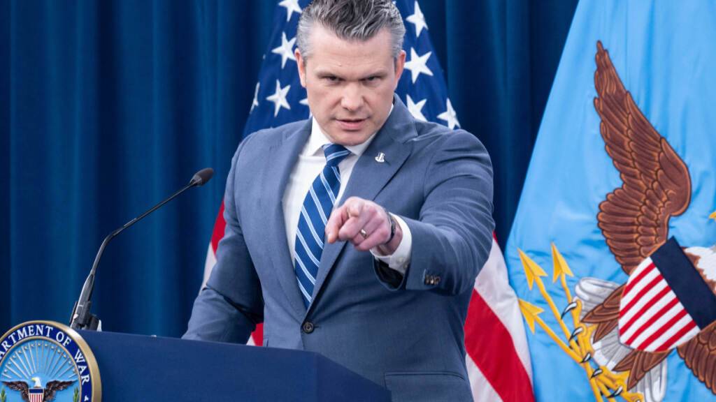 ARCHIV - US-Verteidigungsminister Pete Hegseth im Pentagon. Foto: Kevin Wolf/FR33460 AP/dpa/Archivbild