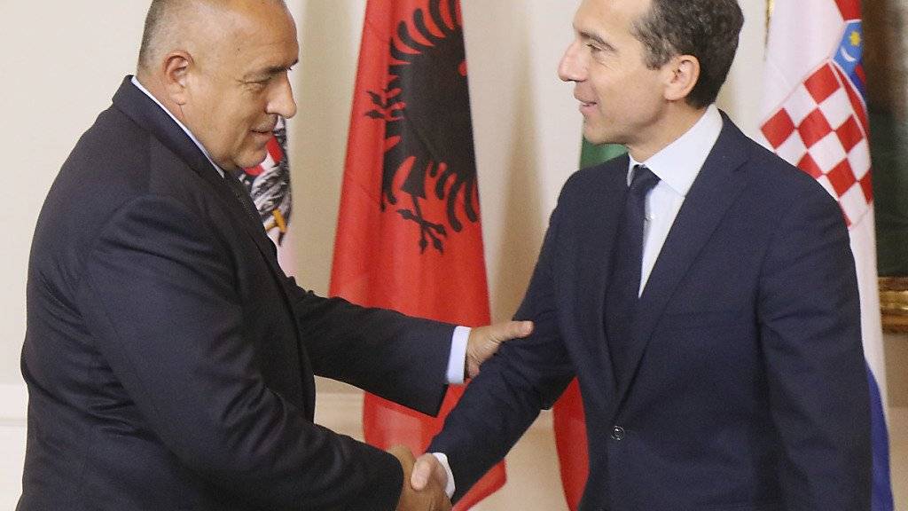 Der bulgarische Regierungschef Bojko Borissow  (links) wird vom österreichischen Bundeskanzler Christian Kern begrüsst.