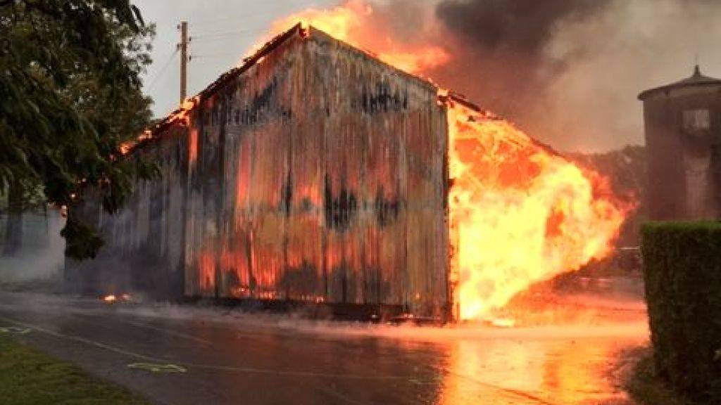 Eine Scheune ist in Luins durch einen Brand zerstört worden. Möglicherweise entstand das Feuer durch einen Blitzschlag.