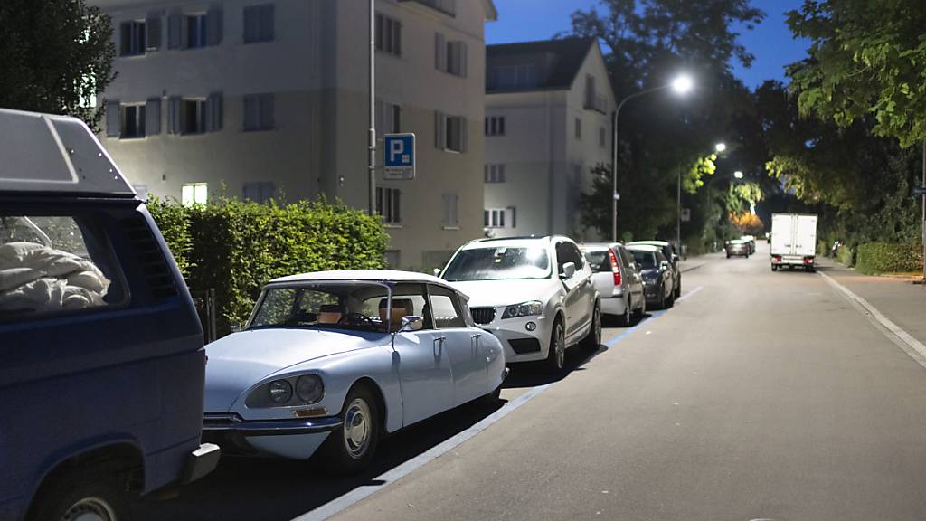 Eine Volksinitiative will Parkplätze in der Stadt Zürich retten. (Archivbild)