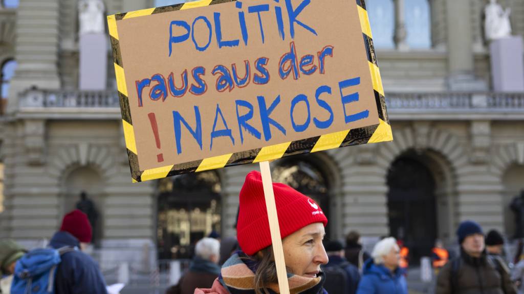 Die Kritik von Demonstrierenden scheint noch nicht gewirkt zu haben: Die zuständige Nationalratskommission will die Vorlage für bessere Arbeitsbedingungen in der Pflege aus Kostengründen entschlacken. (Archivbild)