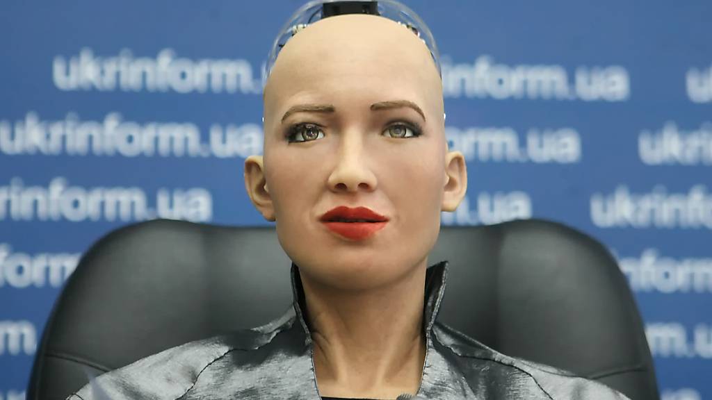ARCHIV - Der humanoide Roboter Sophia nimmt an der Pressekonferenz bei seinem ersten Besuch in der Ukraine im Pressezentrum der ukrainische Nachrichtenagentur Ukrinform teil. Foto: -/Ukrinform/dpa