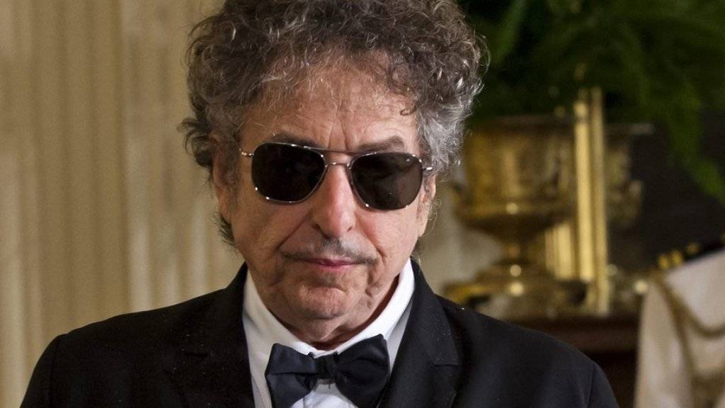 Bob Dylan spielt weiter Verstecken: Nachdem der Musiker bereits die Nobelpreis-Verleihungszeremonie abgesagt hatte, will er auch nicht zu der Ehrung im Weissen Haus erscheinen. (Archivbild)
