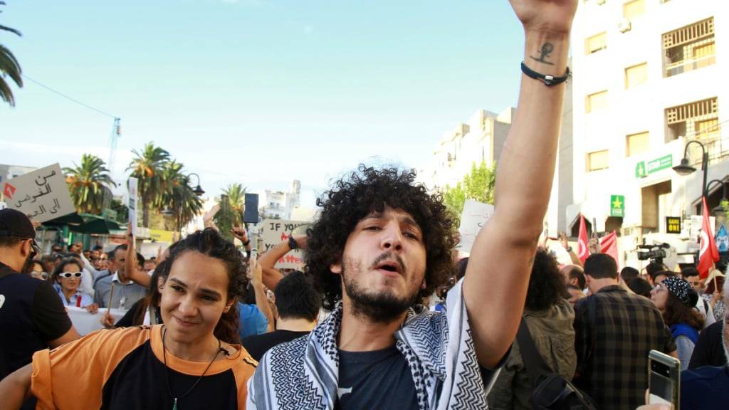 ARCHIV - Tunesier demonstrieren auf der Avenue Habib Bourguiba in der Hauptstadt Tunis gegen Präsident Kais Saied im Vorfeld der Präsidentschaftswahlen. Foto: Anis Mili/AP/dpa