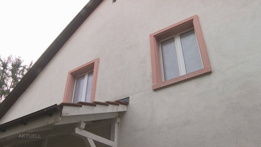 Bei Gmeinde verpfiffen: Alt Regierungsrat muss neue Fenster nachträglich bewilligen lassen