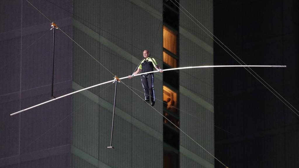 Erst im Juni lief Nik Wallenda auf einem Seil über den Times Square in New York.