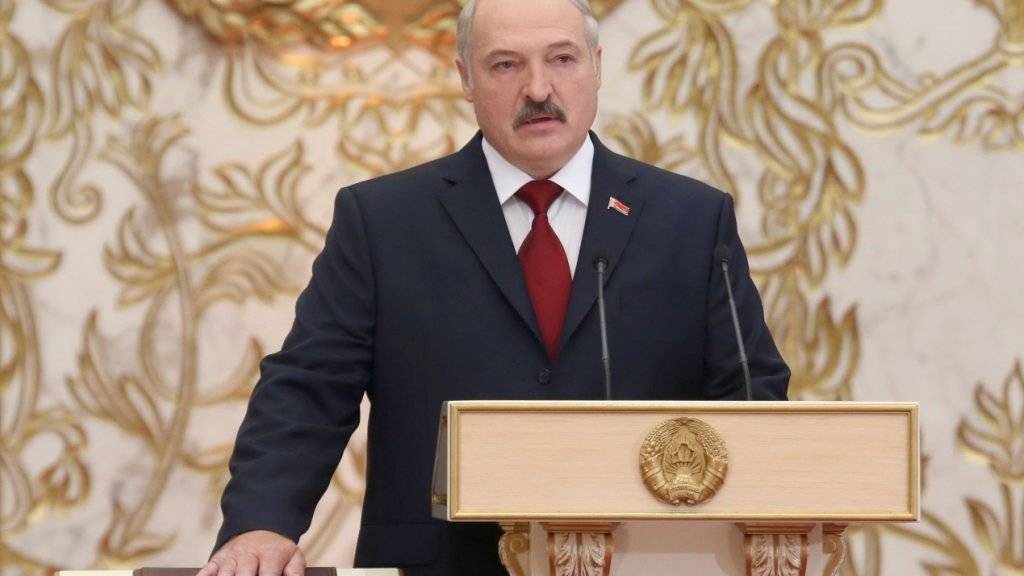 Der weissrussische Präsident Alexander Lukaschenko - hier bei seiner Vereidigung am 6. November 2015 - kann aufatmen: Die EU-Aussenminister haben am Montag in Brüssel beschlossen, die Sanktionen gegen sein Land auslaufen zu lassen (Archiv).