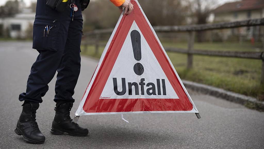 In Lohnstorf in der Gemeinde Thurnen kollidierten am Dienstag drei Fahrzeuge. Zwei Personen wurden verletzt. (Symbolbild)