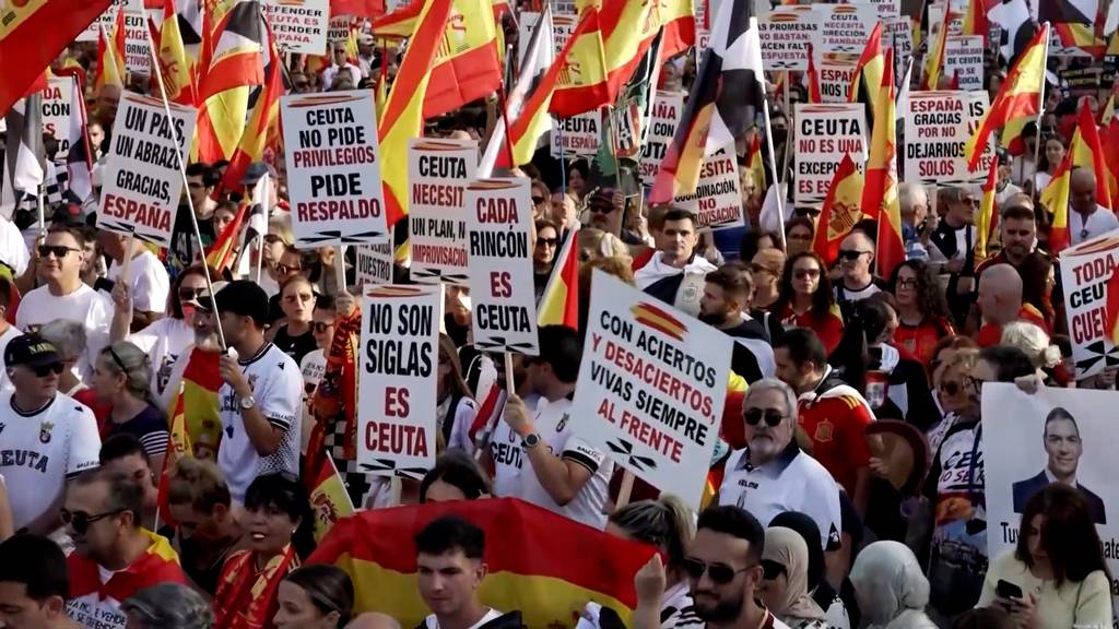 Migrationskrise in Ceuta: Zehntausende demonstrieren in Spanien