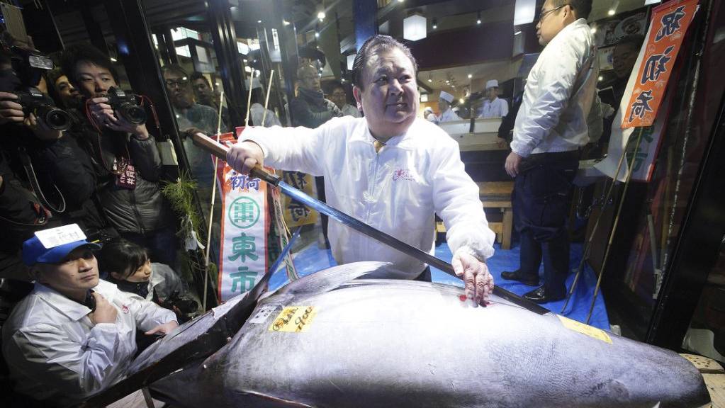Auktionsgewinner Kiyoshi Kimura posiert mit seinem ersteigerten Thunfisch.