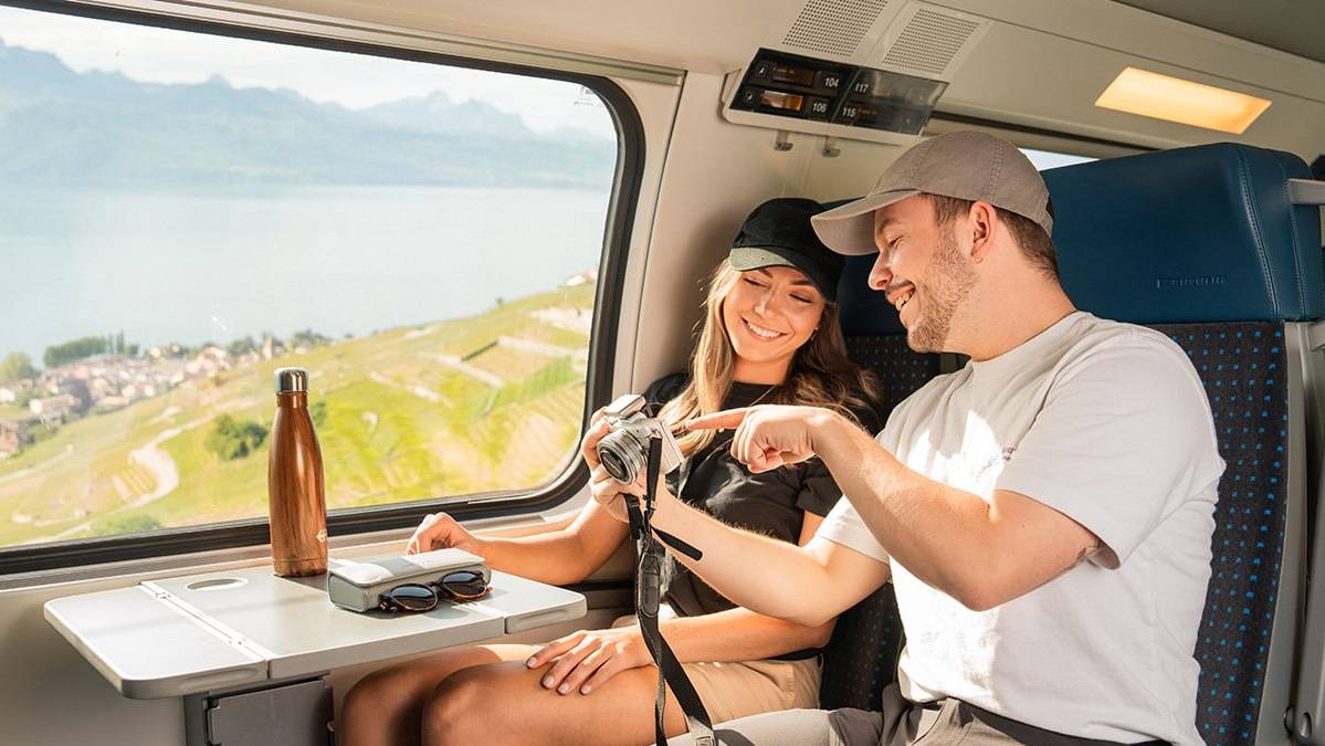 MIt dem ÖV kannst du dich auch bereits im Zug auf die Wanderungen vorbereiten.