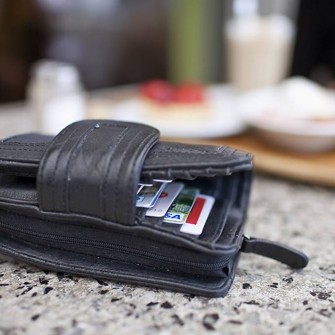 Aargauerin steckt fremdes Portemonnaie ein – und deponiert es auf dem Frauen-WC 